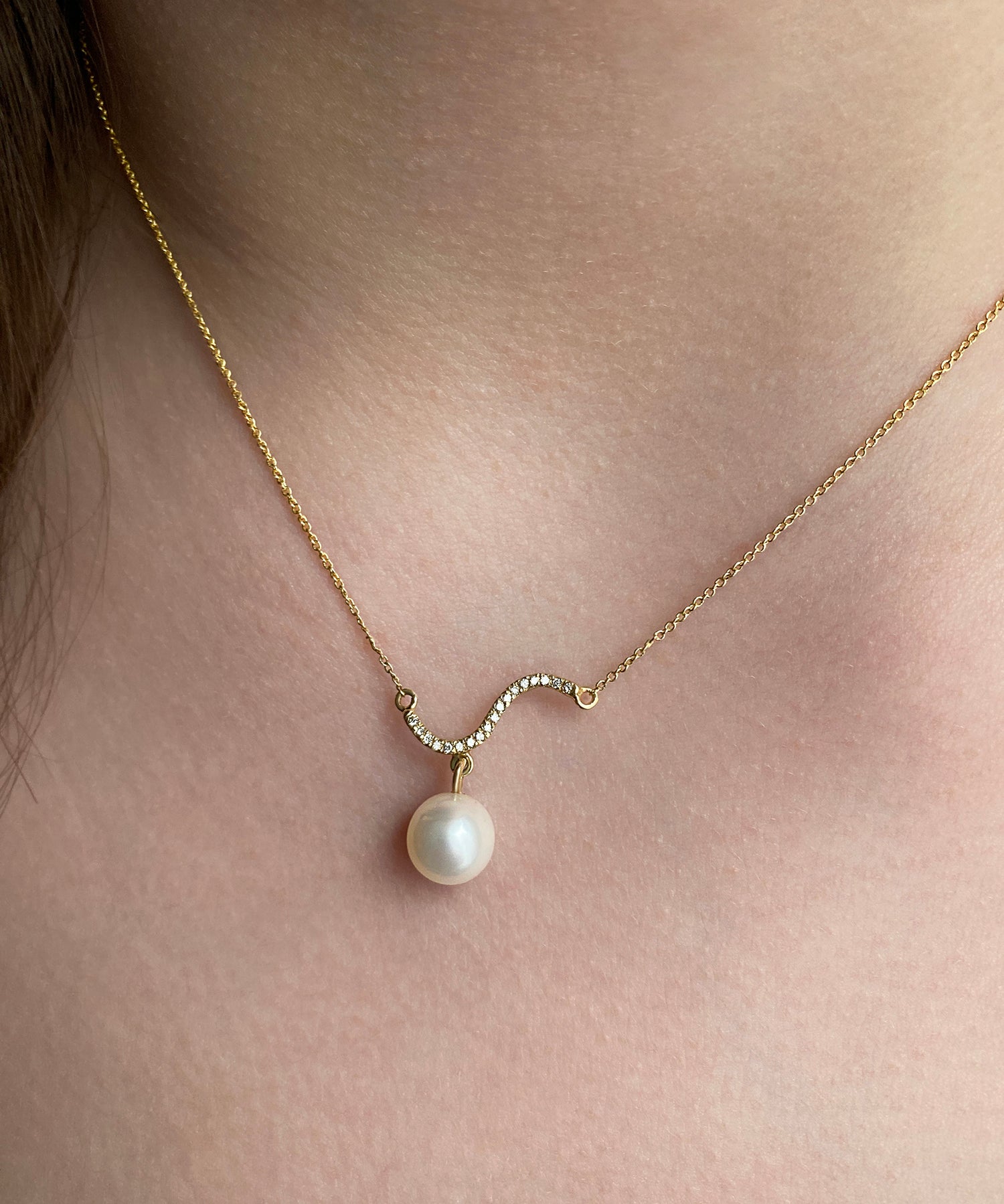 Contour — Drop Element Necklace (Pearl)