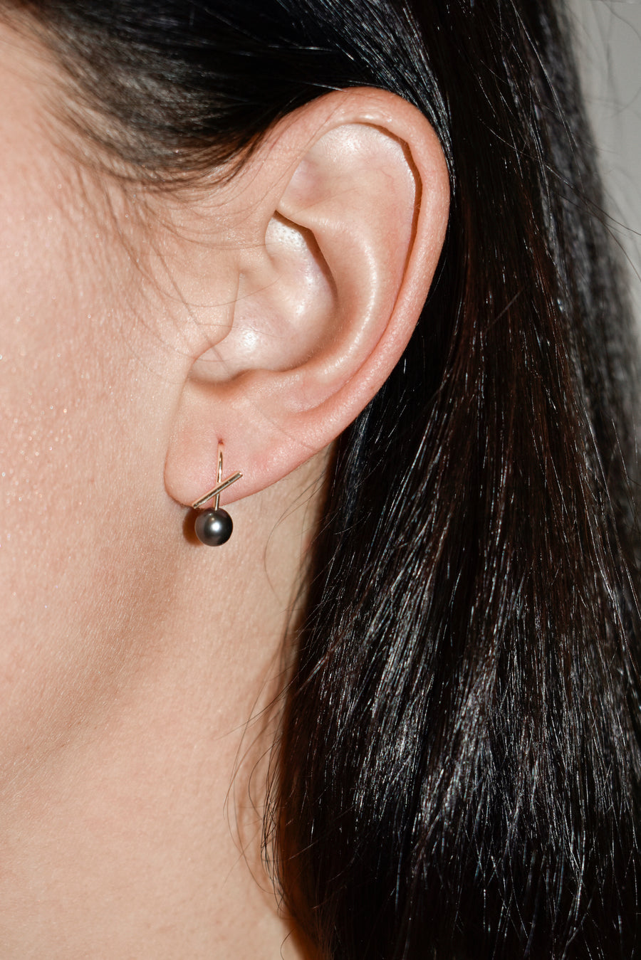 Black Pearl Horizon Mini Thread Earring